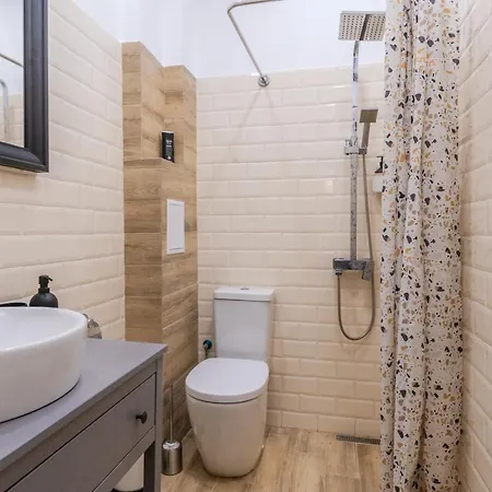 Brand New & Cosy Apartment With A Working Space